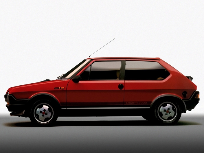 Profil Fiat Ritmo Abarth 125 TC rouge avec jantes sport.