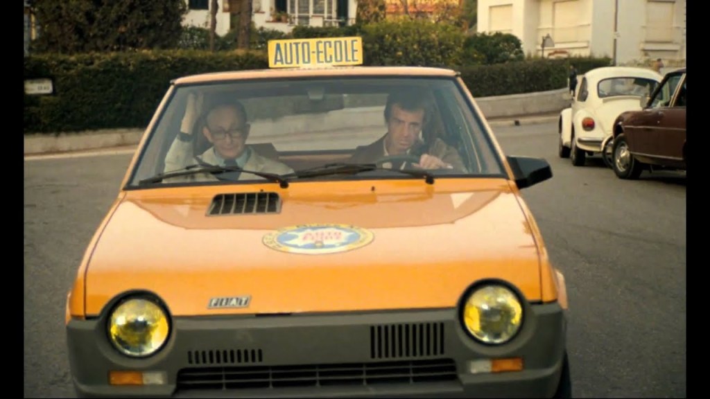 Photo du film "Flic ou voyou" avec Belmondo au volant d'une Fiat Ritmo jaune.