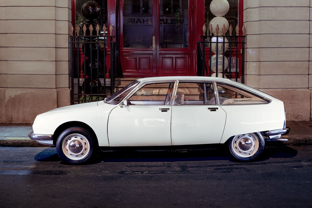 Citroën GS blanche vue de profil pour ressemblance avec Citroën C4.
