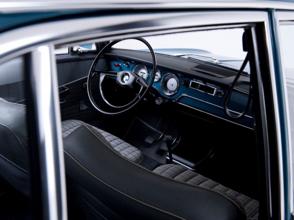 Intérieur BMW 1500 avec planche de bord bleue.