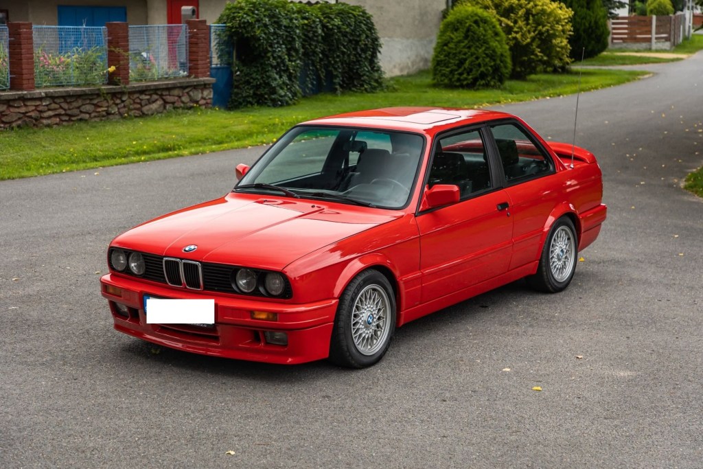 BMW E30 318 IS rouge 3 portes avec look sportif.