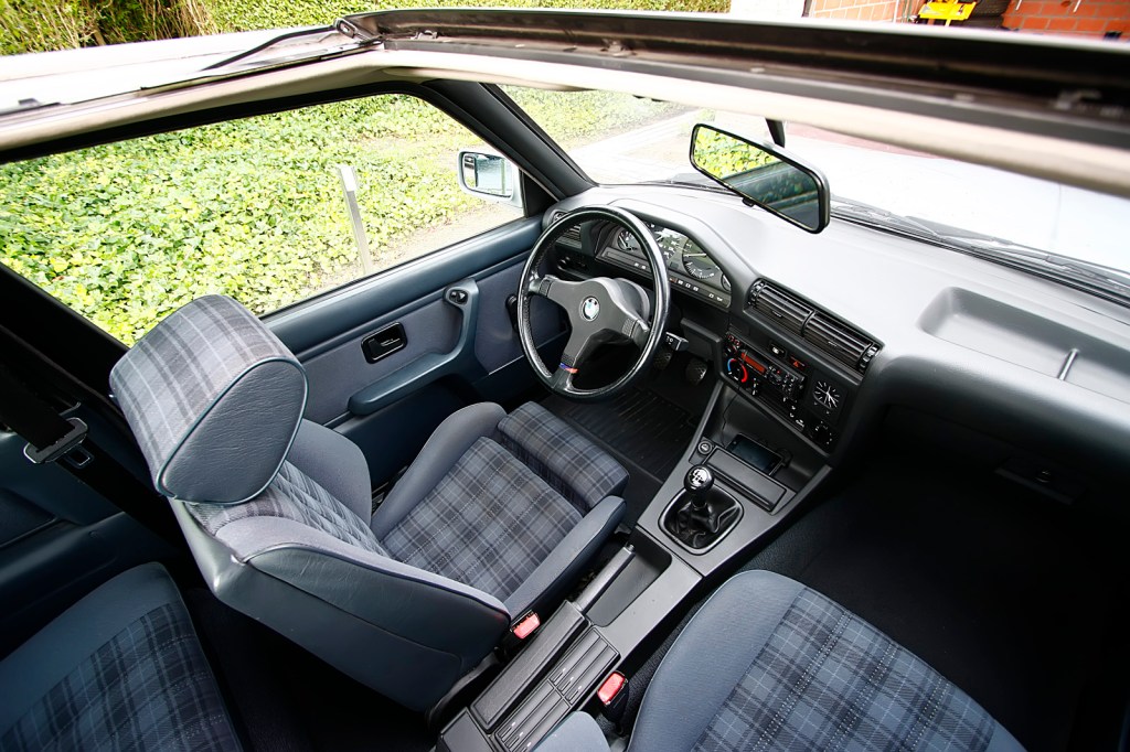 Intérieur BMW série 3 E30 318 IS avec sellerie spécifique.