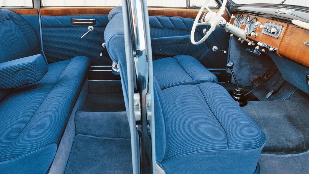 Intérieur BMW 501 bleu avec placages de bois précieux.