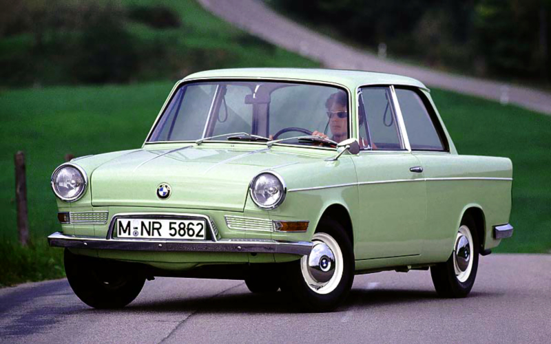 BMW 700 verte en version berline.