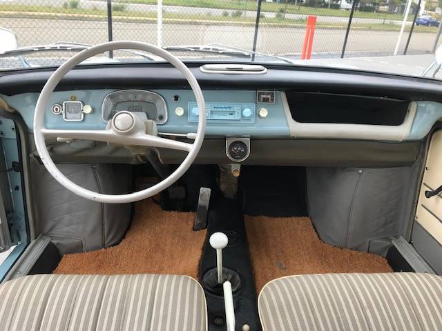 Intérieur BMW 700 avec console centrale bleue claire.