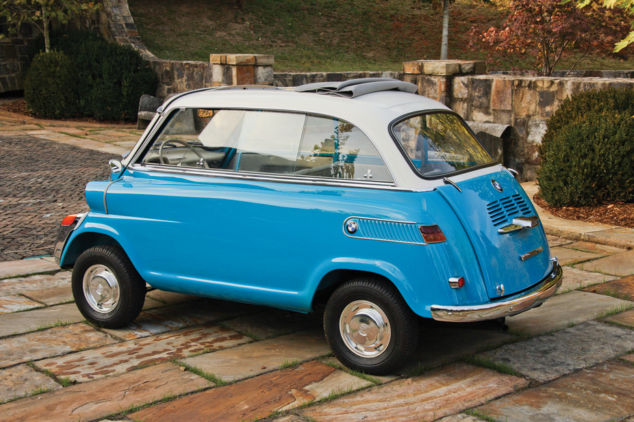 BMW Isetta 600 bleue avec toit blanc avec 4 places assises.