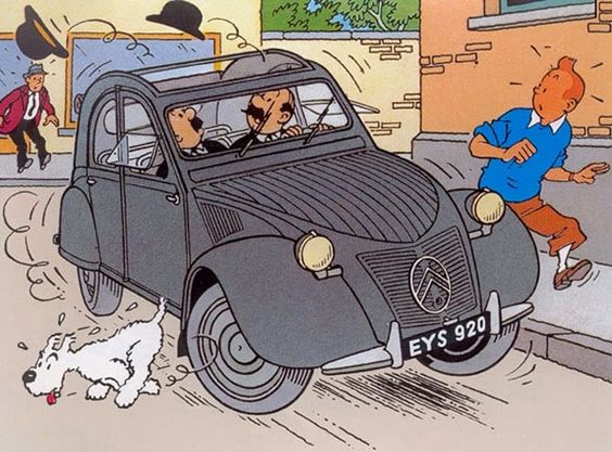 Citroën 2CV conduite par les frères Dupondt avec Tintin qui court à côté.