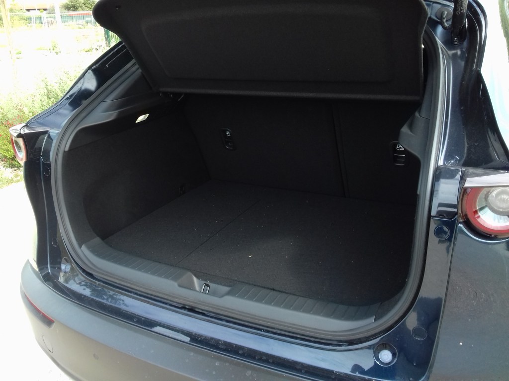 Coffre Mazda CX-30 avec hayon ouvert.