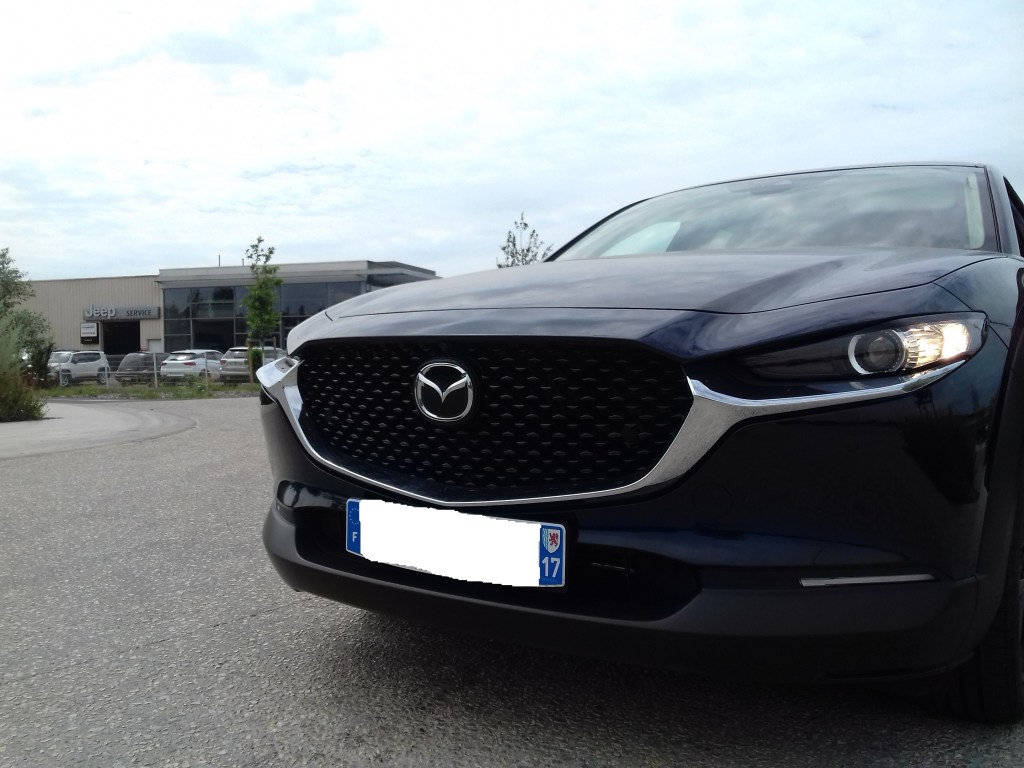 Face avant chromée Mazda CX-30 bleu.