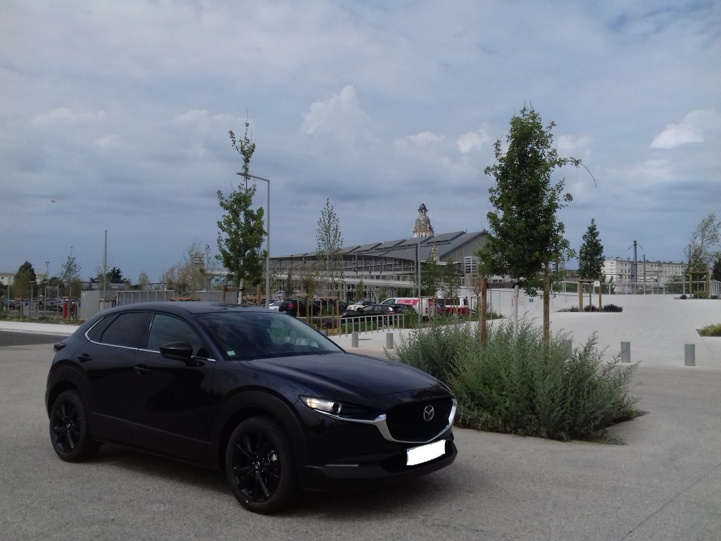 Extérieur Mazda CX-30 bleu devant la gare de La Rochelle