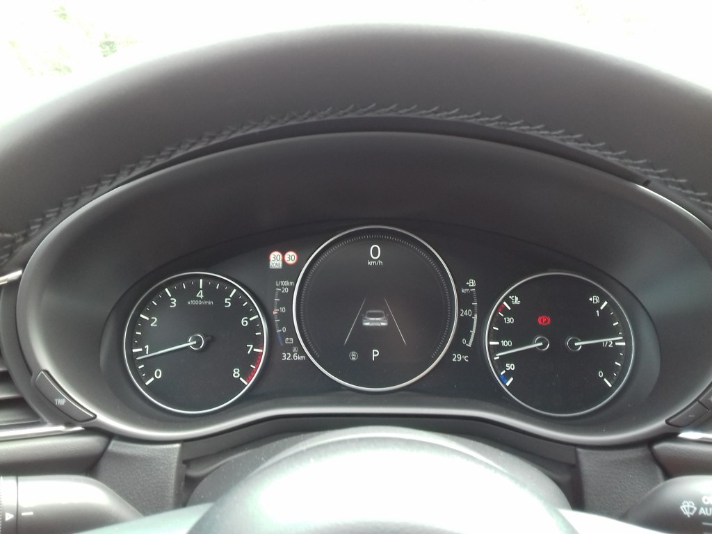 Tableau de bord Mazda CX-30 avec système de maintien sur la voie.