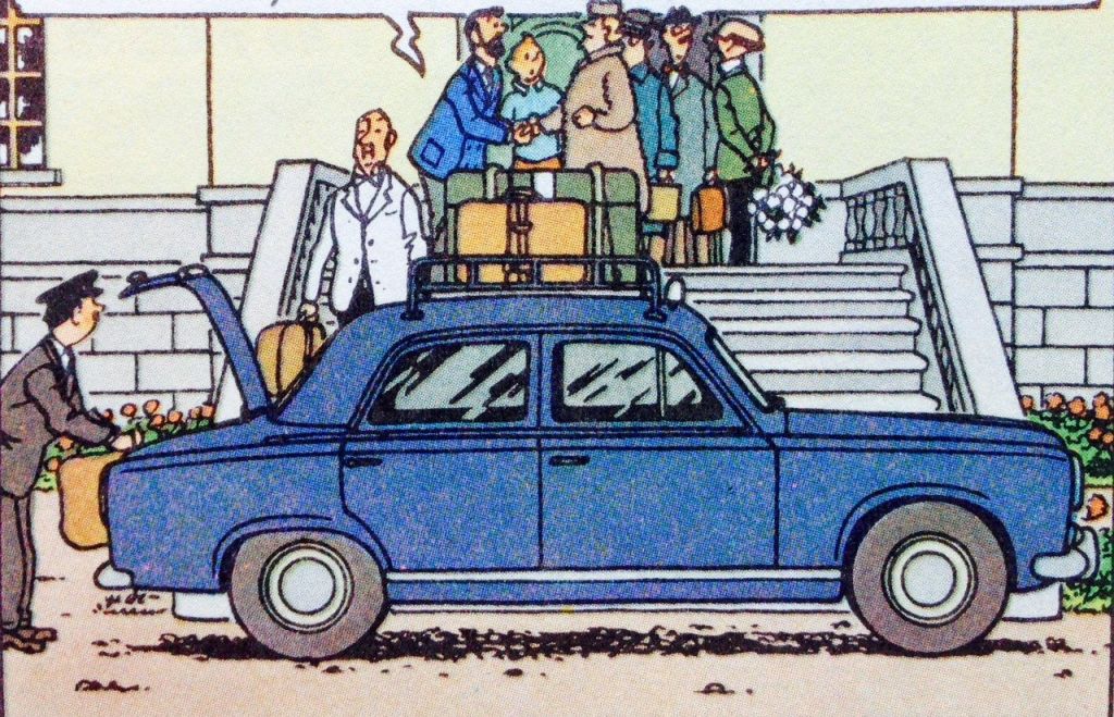 Peugeot 403 bleue de la Castafiore avec coffre ouvert pour charger bagages.