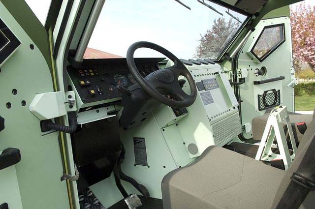 Intérieur Panhard PVP avec volant 3 branches et coloris clair.