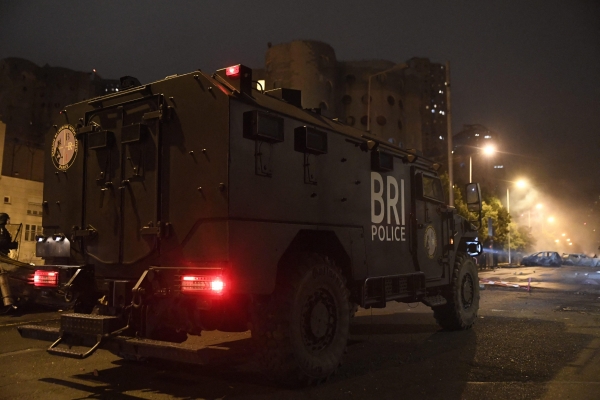 Vue arrière du Sherpa Light APC utilisé par la BRI lors d'émeutes.