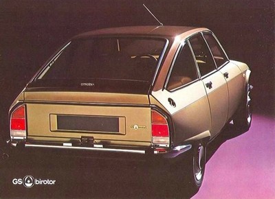 Vue arrière de la Citroën GS Birotor avec toit marron et carrosserie beige.