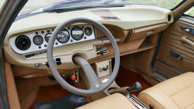 Intérieur Citroën GS birotor avec tableau de bord à cadrans circulaires et intérieur luxe.