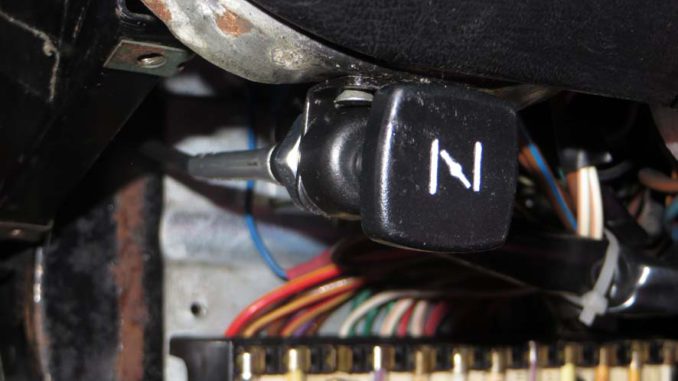 Tirette de starter noire sur voiture ancienne.