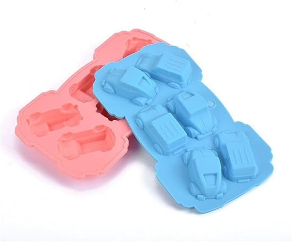 2 moules à gâteaux en forme de voitures, rose et bleu.