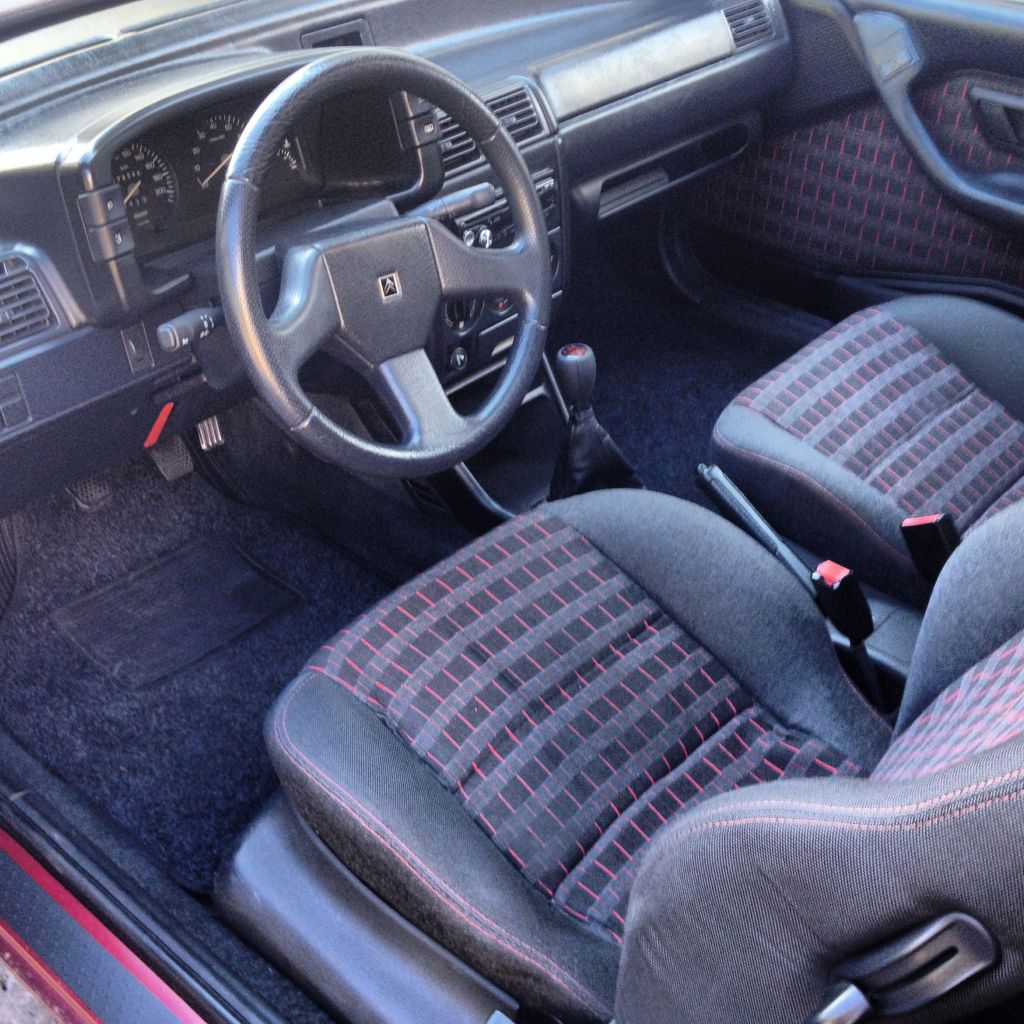 Intérieur d'une Citroën ZX 2.0 16v avec volant 3 branches et sièges à carreaux.