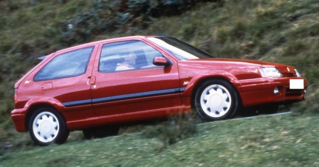 Citroën ZX 2.0 16v rouge 3-portes en train de rouler sur la route.