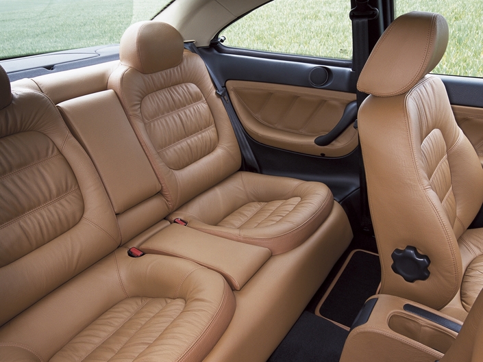 Peugeot 406 coupé, vue des places arrière avec sièges cuir marron.