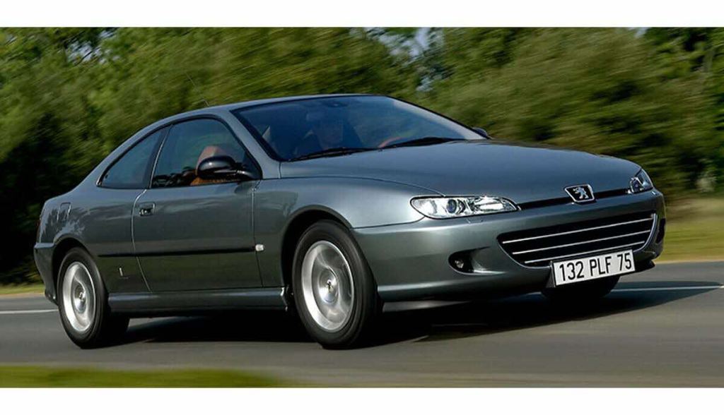 Peugeot 406 coupé grise phase 2 avec nouvelle calandre restylée.