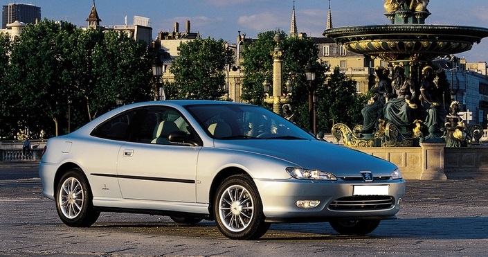 Peugeot 406 coupé Settant'Anni grise devant monument.