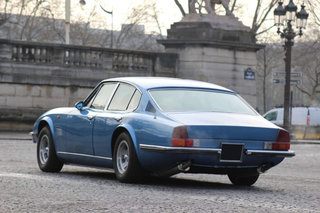 Face arrière Monica 560 bleue avec double sorties d'échappement.