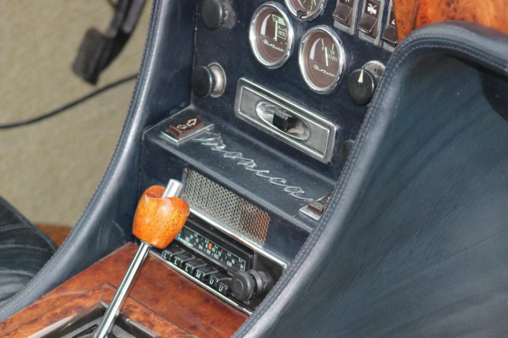 Rappel marque Monica sur planche de bord sur Monica 560.