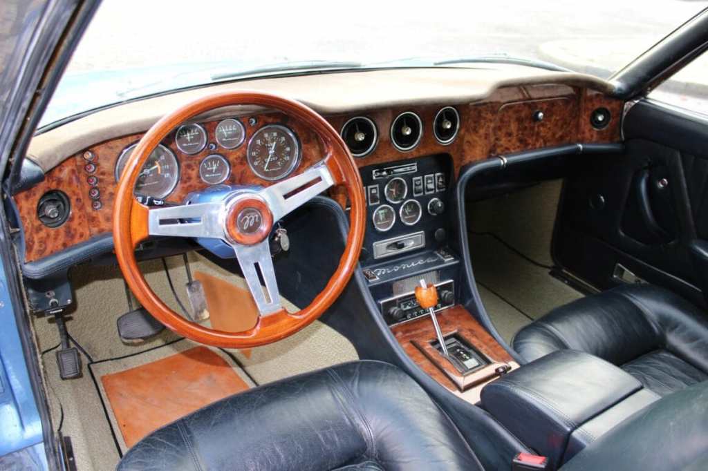 Intérieur cuir noir et bois de la Monica 560.