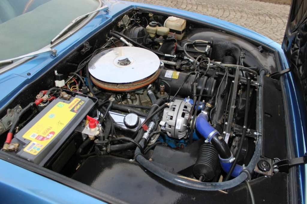 Moteur V8 Chrysler capot ouvert Monica 560.