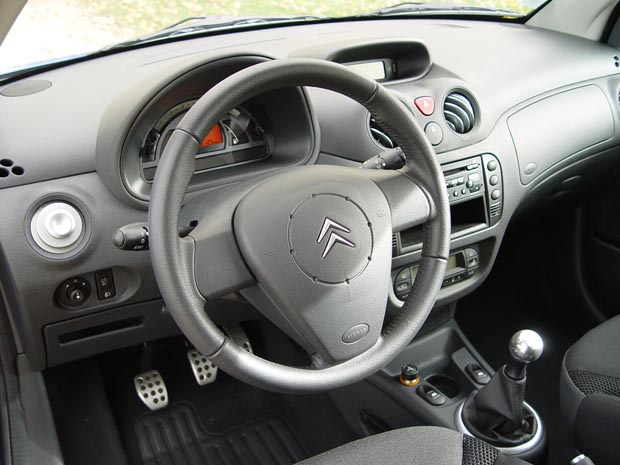 Intérieur Citroën C2 VTS avec plastiques noirs et pommeau de levier de vitesses chromé.