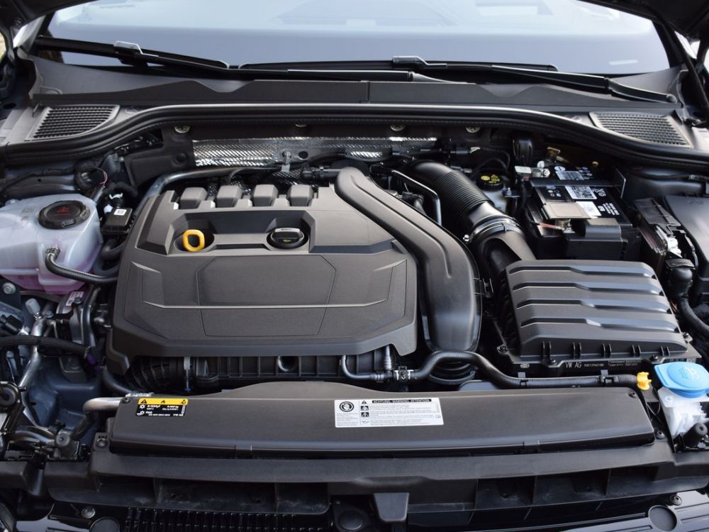 Moteur 1.5 TSI VW Golf 8 avec capot ouvert.