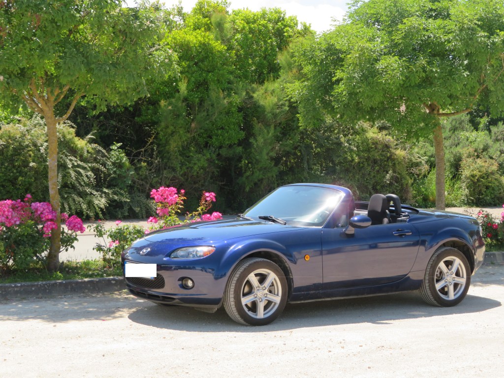 Mazda MX-5 NC décapotée vue de profil.
