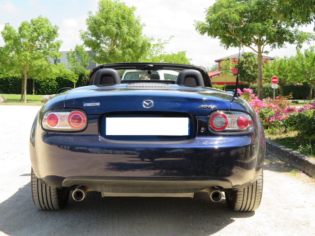 Face arrière Mazda MX-5 NC en mode cabriolet.