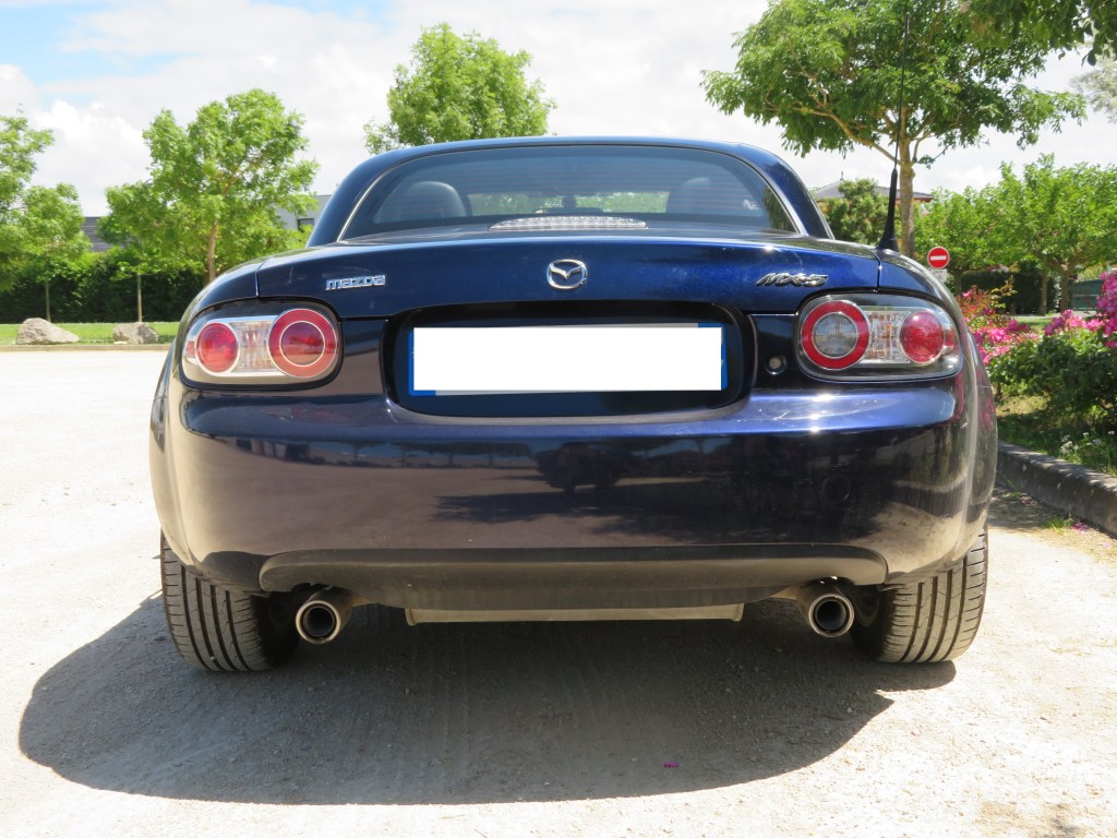 Face arrière Mazda MX-5 NC en mode coupé.
