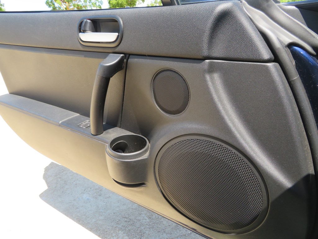 Intérieur portière Mazda MX-5 NC avec porte-gobelet.