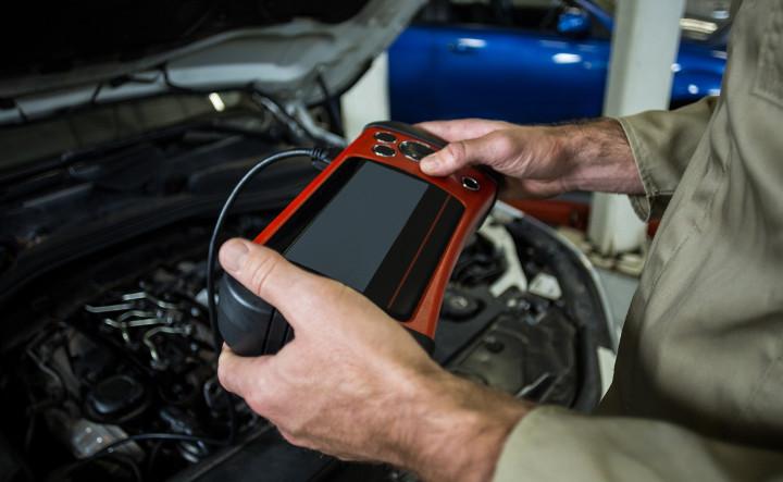 Contrôleur technique qui tient un lecteur qui permet la collecte des données de consommations.