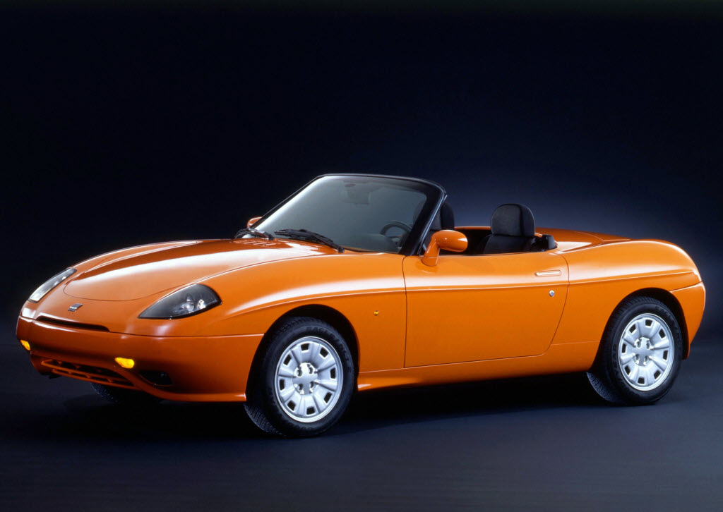 Fiat Barchetta orange en mode cabriolet et jantes en tôle.