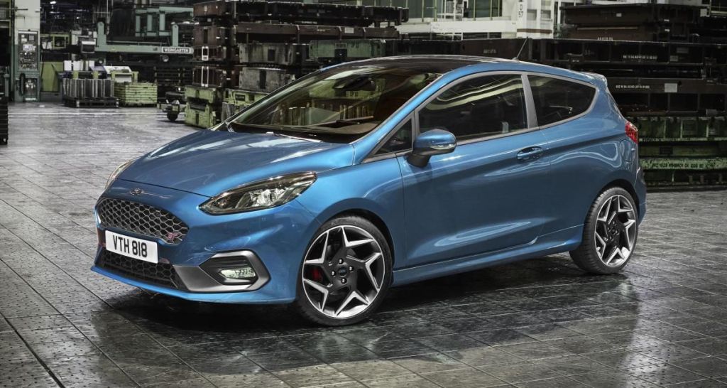 Ford Fiesta 6 ST bleue 3 portes pris en photo dans usine.