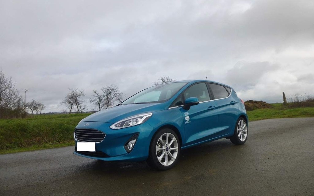 Ford Fiesta 6 de couleur bleue garée au bord de la route.