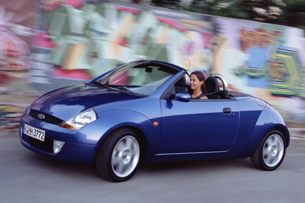 Ford StreetKa bleue décapotée avec femme au volant.
