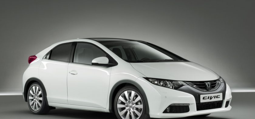 Honda Civic 9 diesel blanche prise en photo en studio.