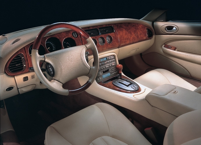 Intérieur Jaguar XK8 cabriolet avec cuir beige et bois précieux.
