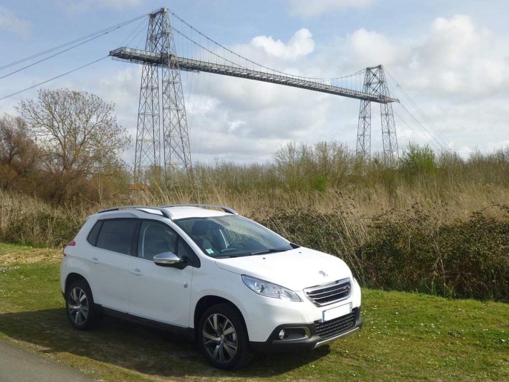 Peugeot 2008 1ère génération de couleur blanche pris en photo sous le pont Transbordeur de Rochefort.