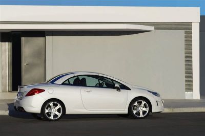 Peugeot 308 CC blanc devant belle maison.