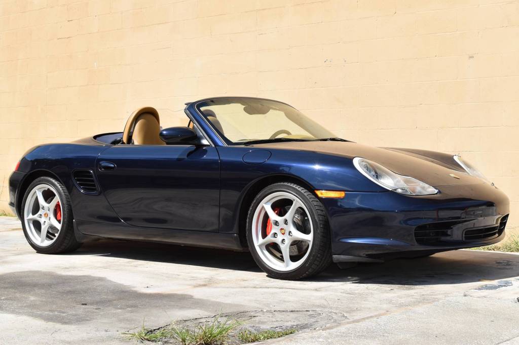 Porsche Boxster type 986 2.7 L bleue en configuration cabriolet.
