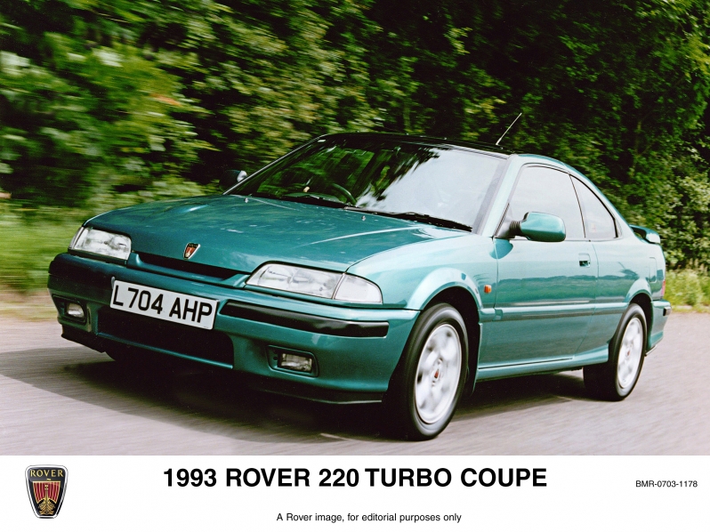 Rover coupé 220 turbo verte prise en photo en roulant.