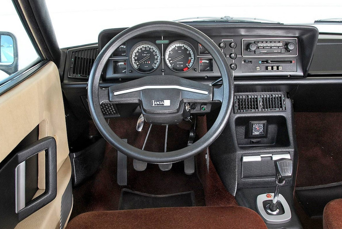 Intérieur Lancia Gamma avec sièges marrons et contre-portes beiges.