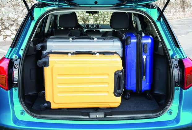 Coffre Suzuki Vitara 4 bleu avec 3 valises installées.